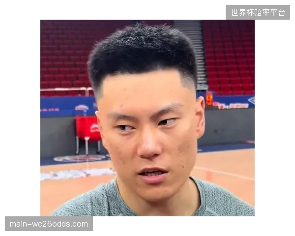 李弘权的篮下拼抢为上海队创造了大量二次进攻机会，其赛场活力将冲击广厦内线。